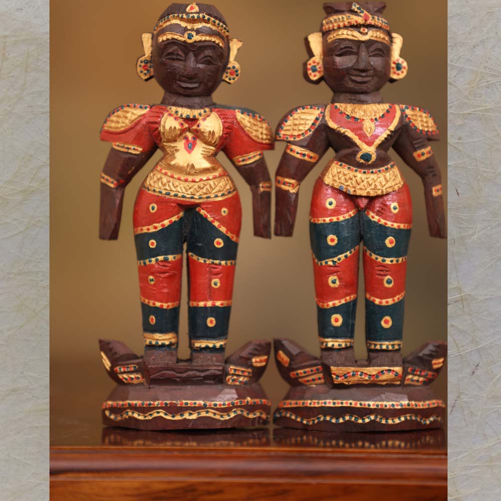 Marapachi Doll Set – Hand-Painted Wooden Couple Figurines in Red, Gold, and Green with Intricate Detailing.