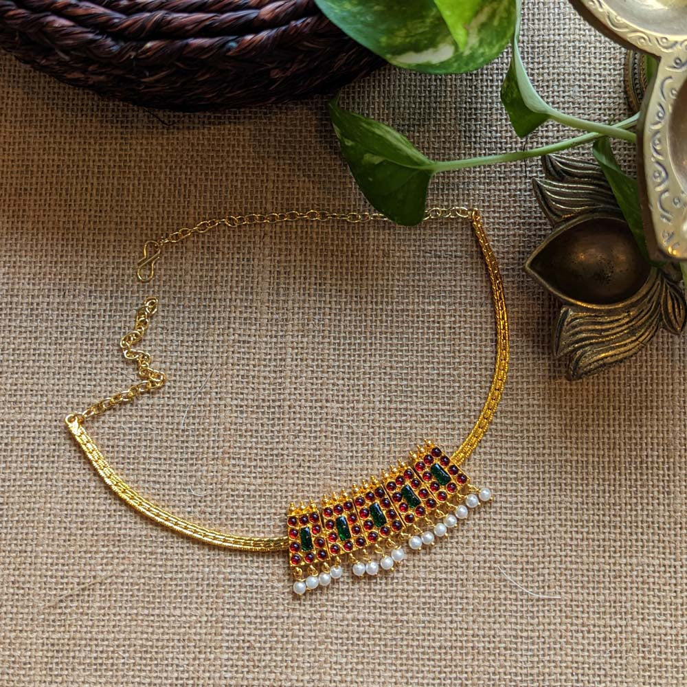 Short Necklance With Temple Pendant