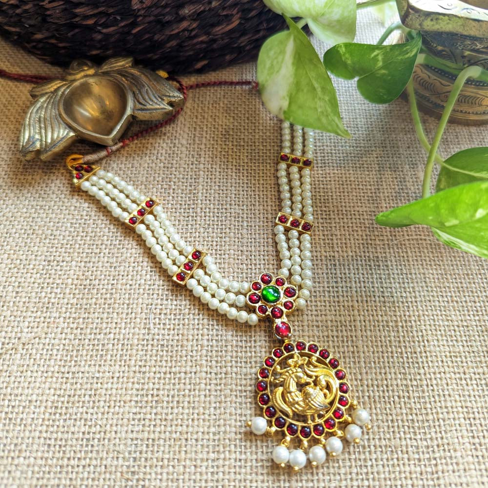 Short Pearl Neclace With Kemp Pendant