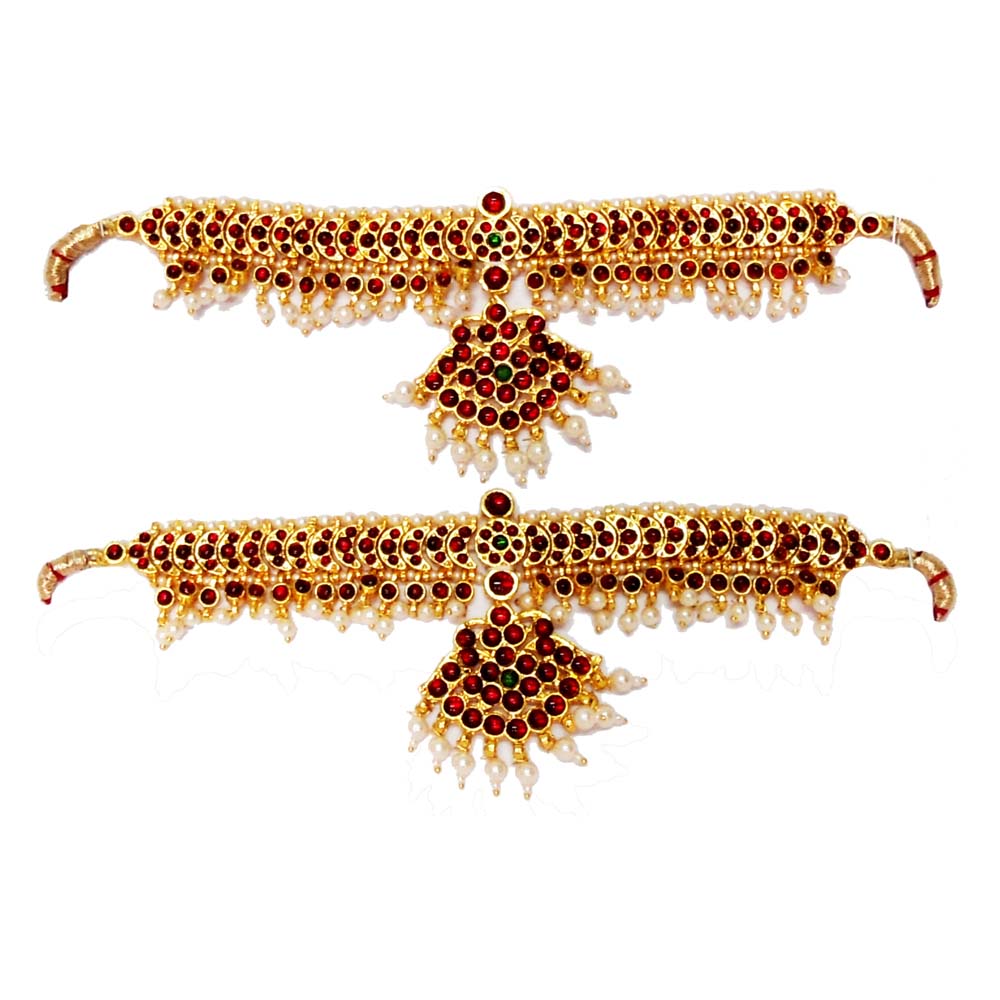 Traditional temple jewelry armlet (vanki) with kemp stones and pearls, featuring an intricate design and adjustable fit.