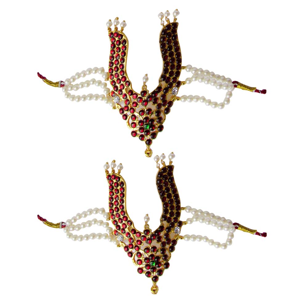 Traditional temple jewelry armlet (vanki) with kemp stones and pearls, featuring an intricate design and adjustable fit.