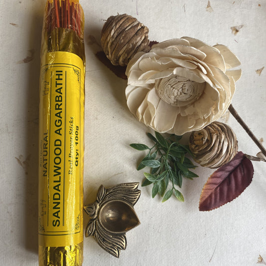 Agarbathi Poompuhar Natural Sandalwood Agarbathi With Decorative Accents