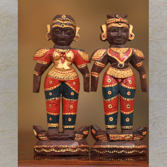Marapachi Doll Set – Hand-Painted Wooden Couple Figurines in Red, Gold, and Green with Intricate Detailing.