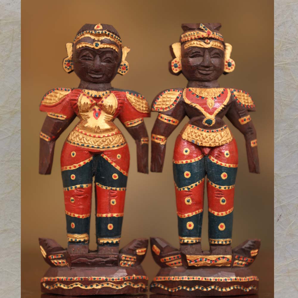 Marapachi Doll Set – Hand-Painted Wooden Couple Figurines in Red, Gold, and Green with Intricate Detailing.