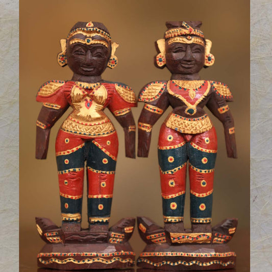 Marapachi Doll Set – Hand-Painted Wooden Couple Figurines in Red, Gold, and Green with Intricate Detailing.