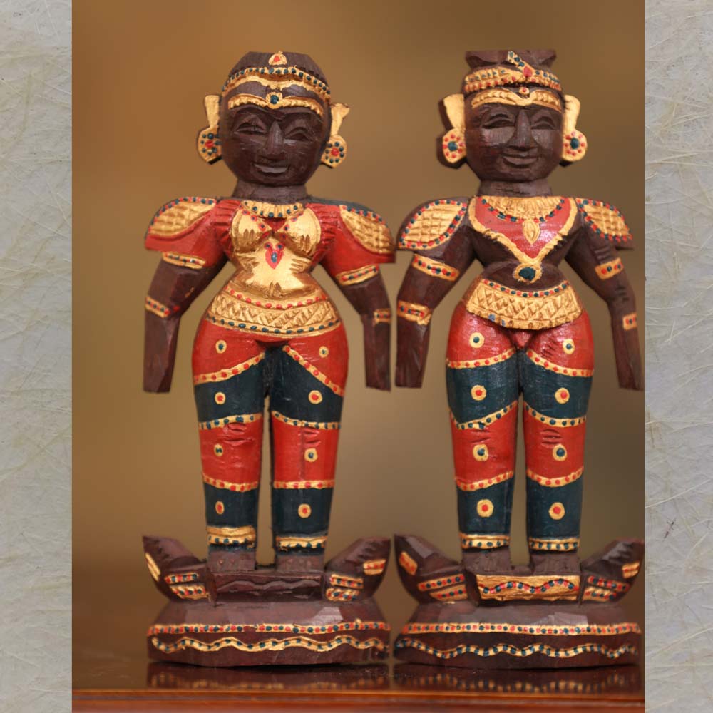 Marapachi Doll Set – Hand-Painted Wooden Couple Figurines in Red, Gold, and Green with Intricate Detailing.
