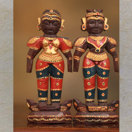 Marapachi Doll Set – Hand-Painted Wooden Couple Figurines in Red, Gold, and Green with Intricate Detailing.