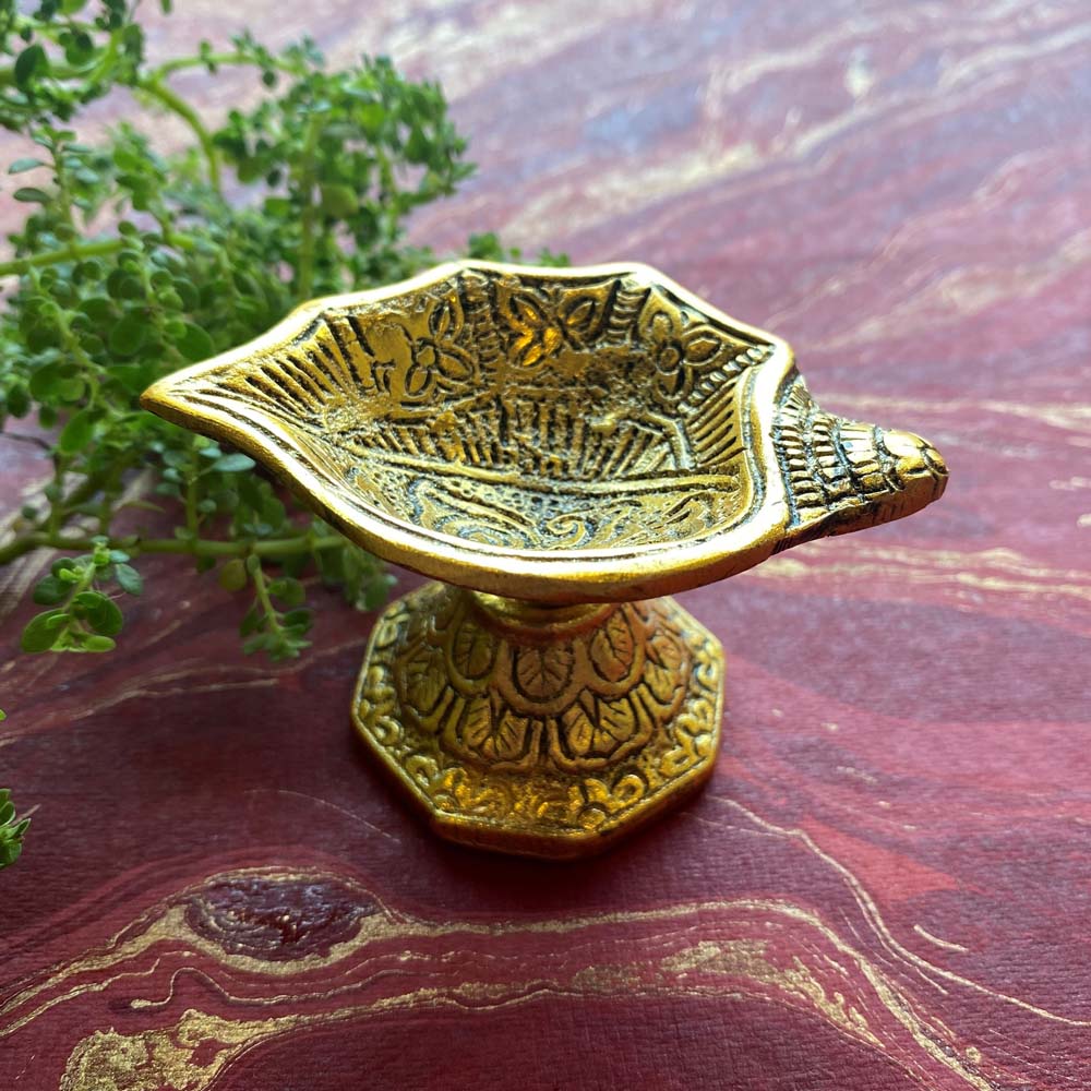 Silvery Oxidised Deepak Diya Stand – Shank Design Brass Oil Lamp Holder for Rituals
