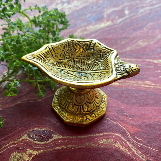 Silvery Oxidised Deepak Diya Stand – Shank Design Brass Oil Lamp Holder for Rituals